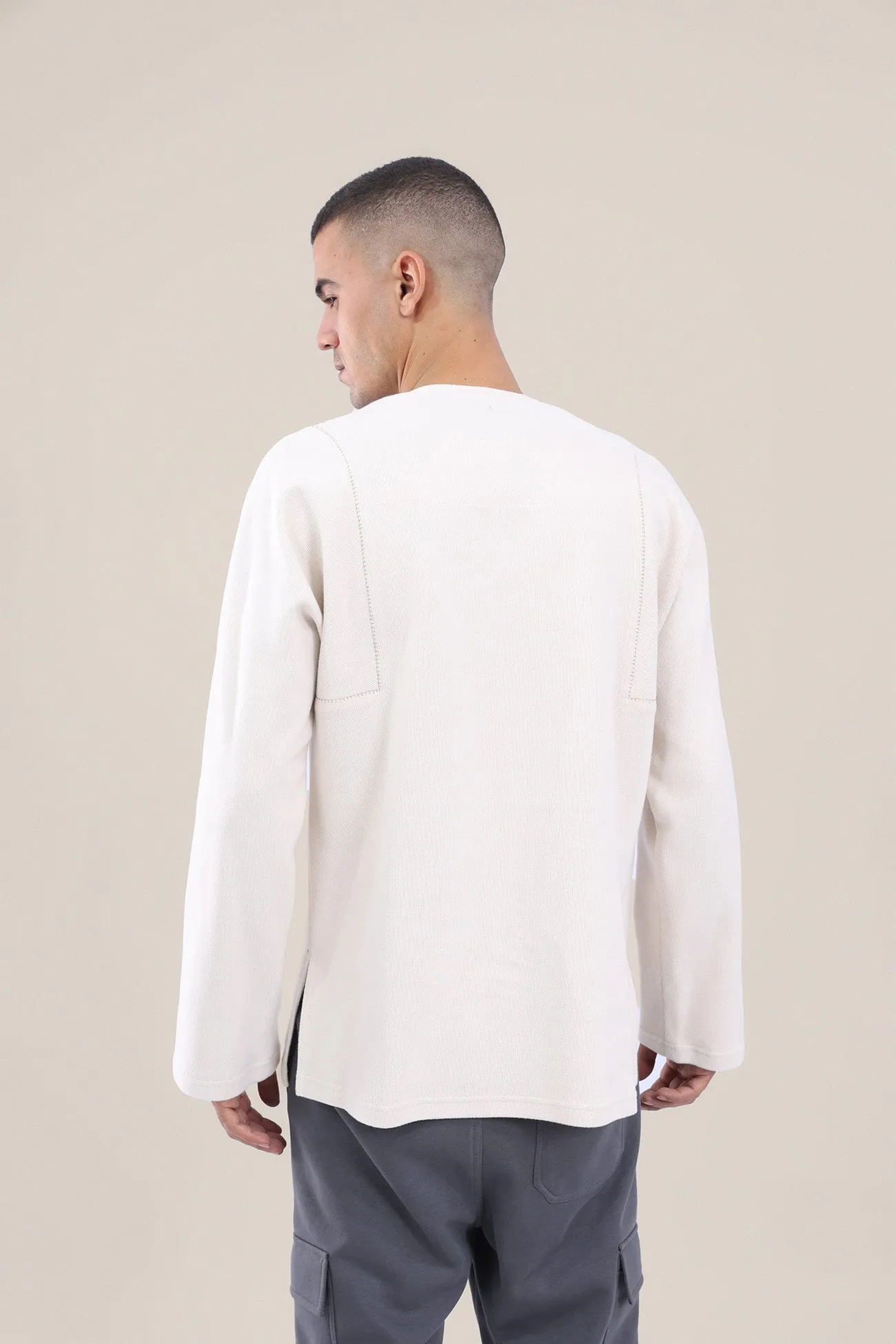 Round neckline sweater with slit