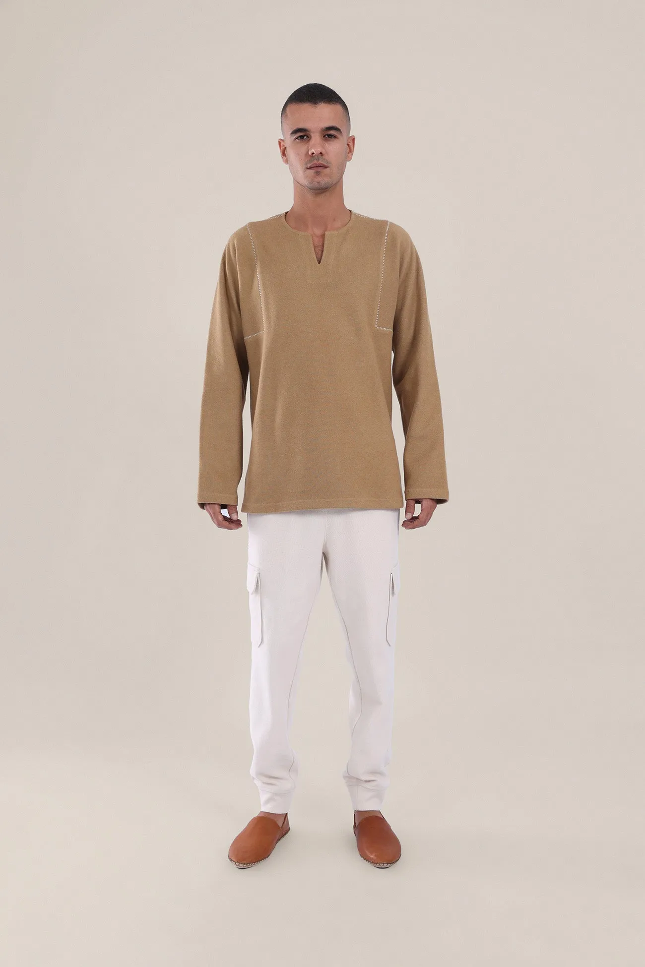 Round neckline sweater with slit