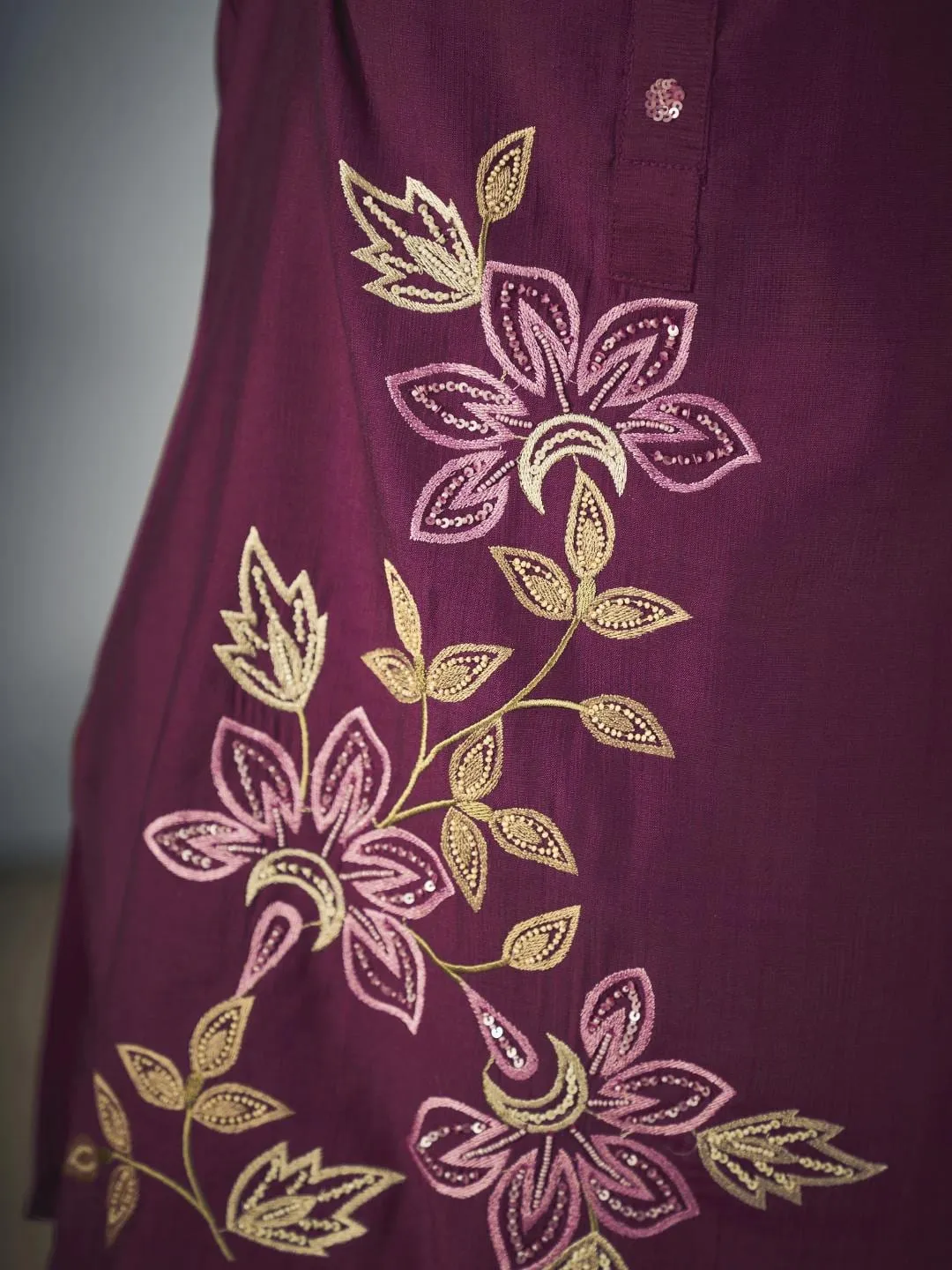 Varanga Women  Mandrin Collar  Placement Design Embroidered Scallop Kurta, Paired With Bottom