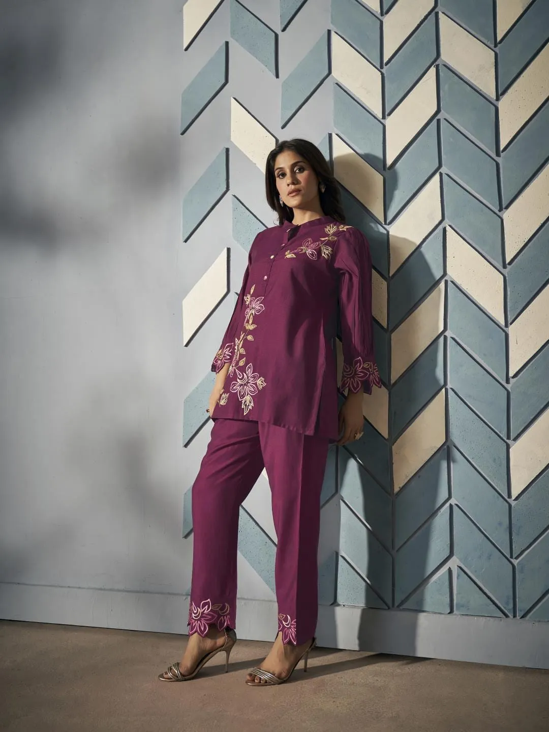 Varanga Women  Mandrin Collar  Placement Design Embroidered Scallop Kurta, Paired With Bottom