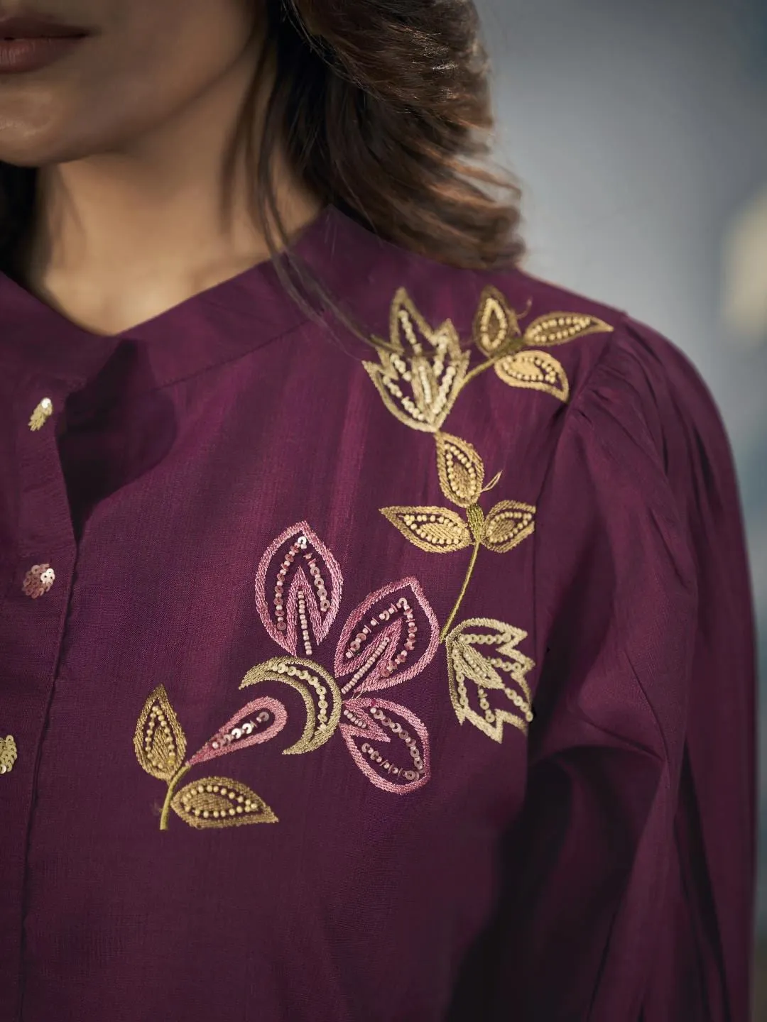 Varanga Women  Mandrin Collar  Placement Design Embroidered Scallop Kurta, Paired With Bottom