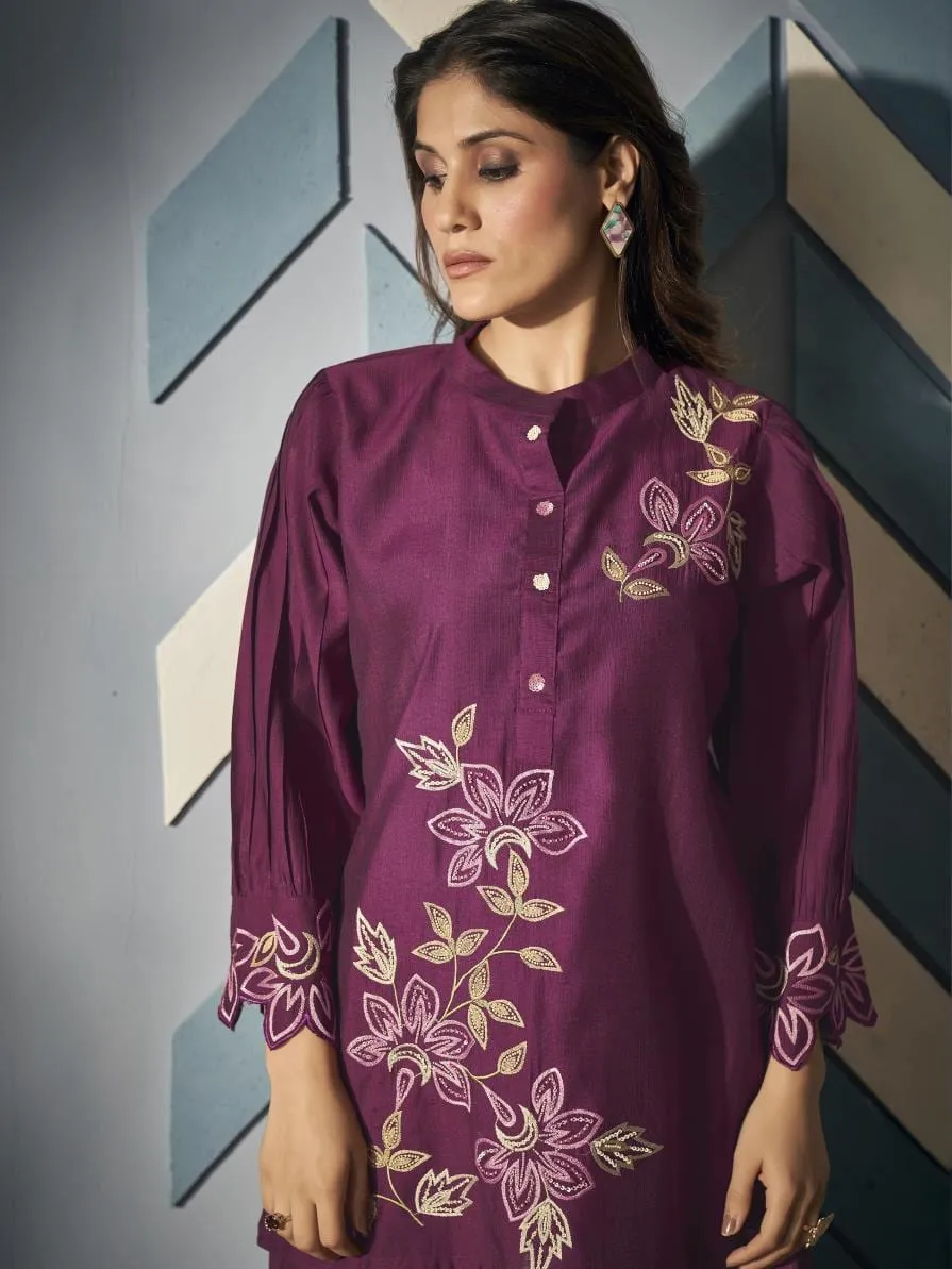 Varanga Women  Mandrin Collar  Placement Design Embroidered Scallop Kurta, Paired With Bottom